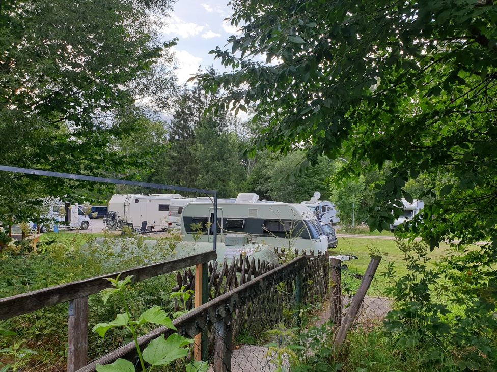 Kleine Brücke zwischen Campingwiese und Campingplatzgelände