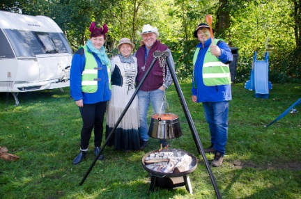 Leckere Gulaschsuppe aus dem Kessel